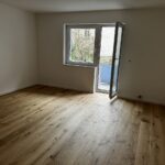 großes Wohnzimmer mit Balkon