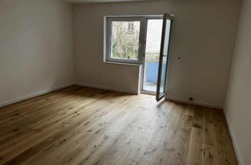 großes Wohnzimmer mit Balkon