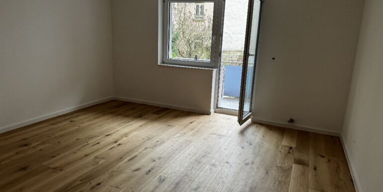 großes Wohnzimmer mit Balkon