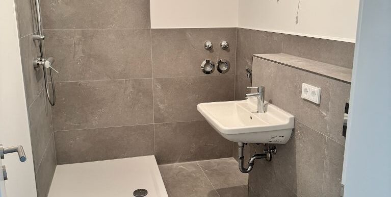 Neues Bad mit Dusche