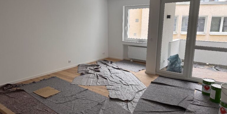 Großes Wohnzimmer mit Südbalkon