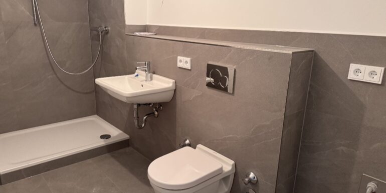 Neues Bad mit großes Dusche und Waschmaschinenanschluss