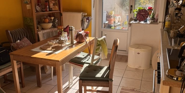 Wohnküche mit Ausgang zum Balkon
