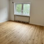 Großes Zimmer mit neuem Parkettboden