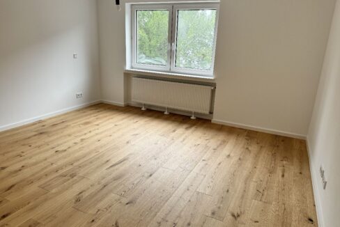 Großes Zimmer mit neuem Parkettboden
