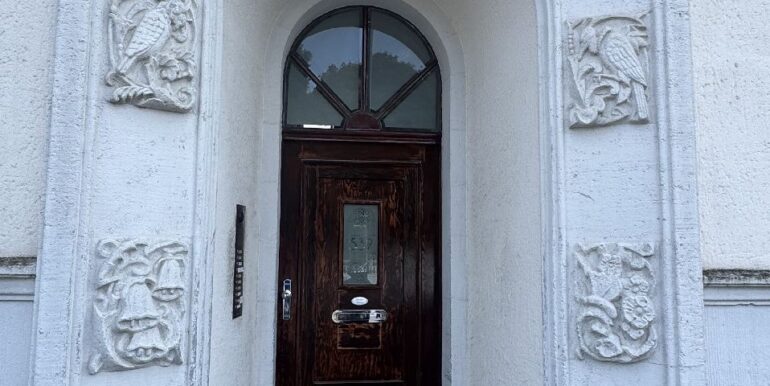 Hauseingang mit Wiedererkennungsmerkmal