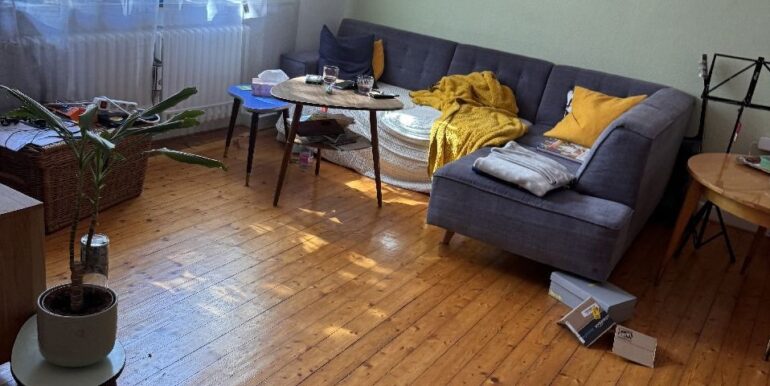 Wohnzimmer mit bisherigem Parkett