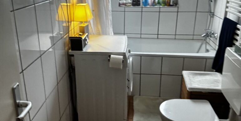 Bad mit Wanne und Fenster