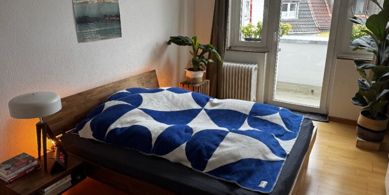 Schlafzimmer mit Ausgang zum Balkon