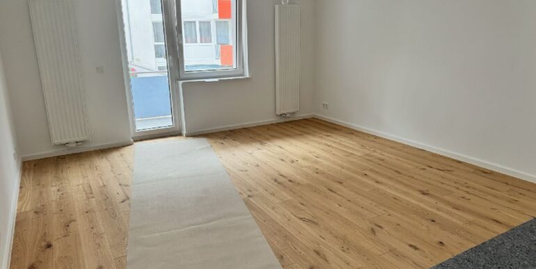 Wohnzimer mit Ausgang zum neuen Balkon