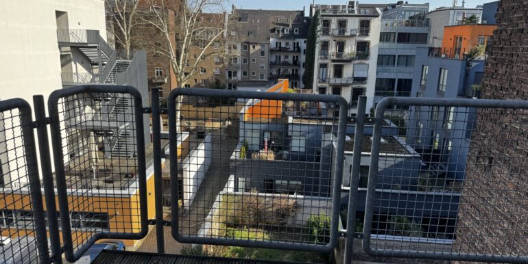 Blick vom rückwärtigen Balkon in die Ferne