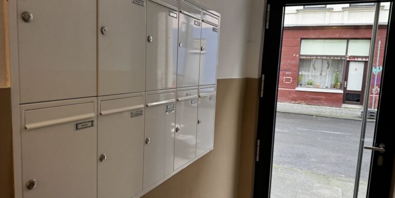 Neue Hauseingangstüre u Briefkästen