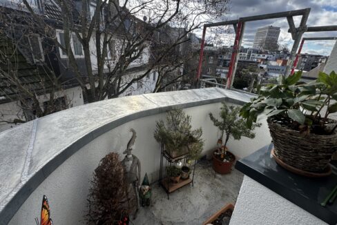 Süßer kleiner Balkon zur ruhigen Hofseite