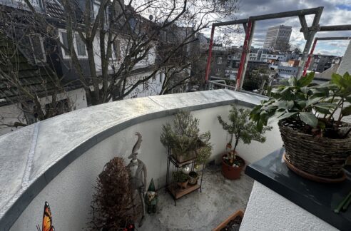 Süßer kleiner Balkon zur ruhigen Hofseite