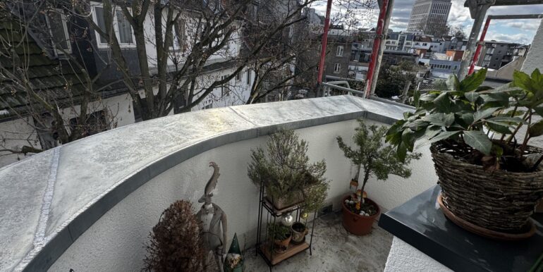 Süßer kleiner Balkon zur ruhigen Hofseite