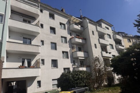 Rückansicht mit den großen Balkonen