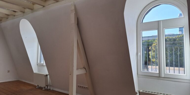 Runde Dachgauben und offene Decke...