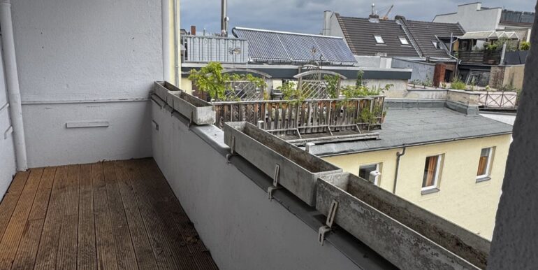 Blick vom Balkon nach hinten ...