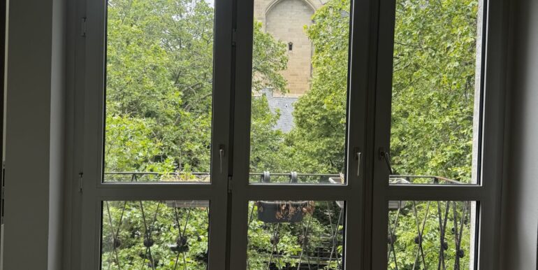 Blick ins Grüne auf die Kirche