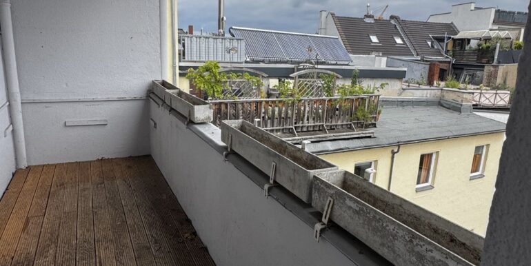 Blick vom Balkon nach hinten ...