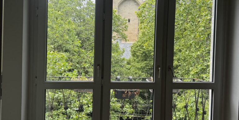 Blick ins Grüne auf die Kirche