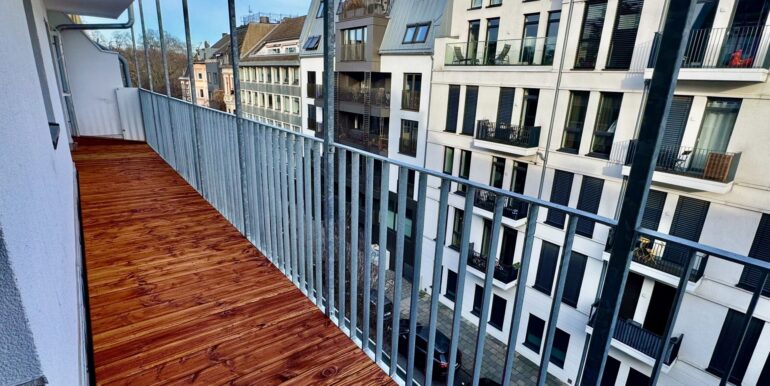der große Balkon über die Hausbreite