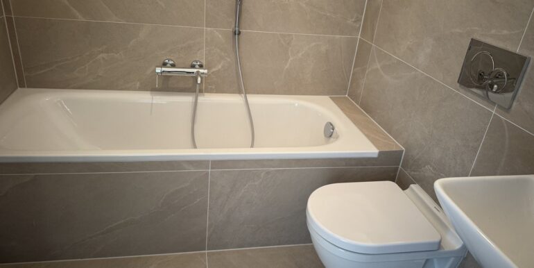 Bad NR. 1 mit Wanne